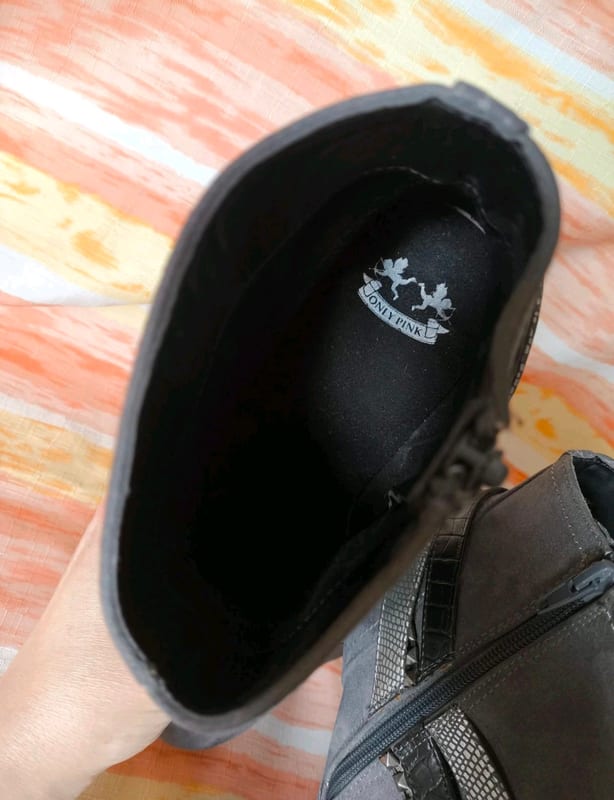 Damen Graue Stiefeletten mit Nieten und Riemen – Stiefelette mit Absatz – Größe 41 – Bild 6 von 6