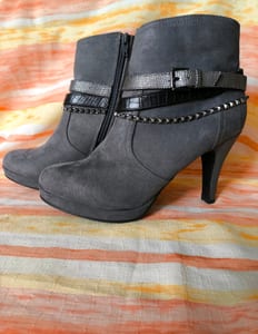 Damen Graue Stiefeletten mit Nieten und Riemen – Stiefelette mit Absatz – Größe 41 – Bild 2 von 6