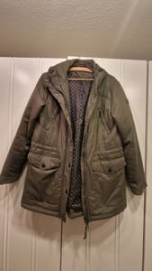 Damen Parka mit Kapuze, Khaki, Taschen und Reißverschluss – Größe 42 – Grün