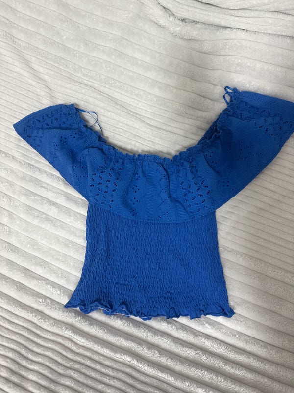 Damen Blaues schulterfreies Top mit Lochstickerei und Smok-Bund – Größe M