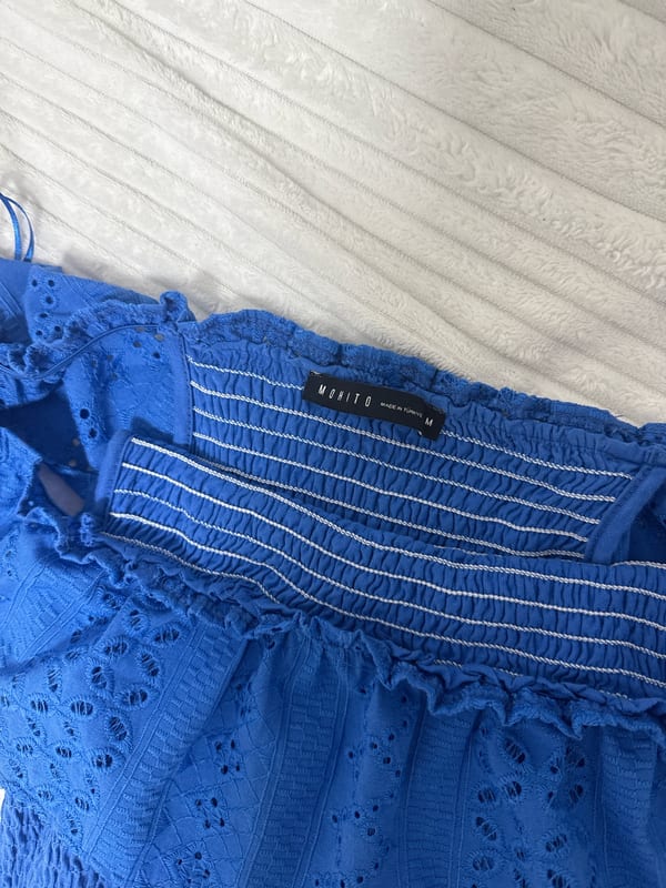 Damen Blaues schulterfreies Top mit Lochstickerei und Smok-Bund – Größe M – Bild 2 von 4