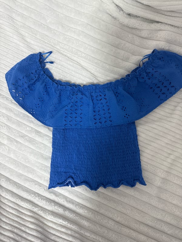 Damen Blaues schulterfreies Top mit Lochstickerei und Smok-Bund – Größe M – Bild 3 von 4
