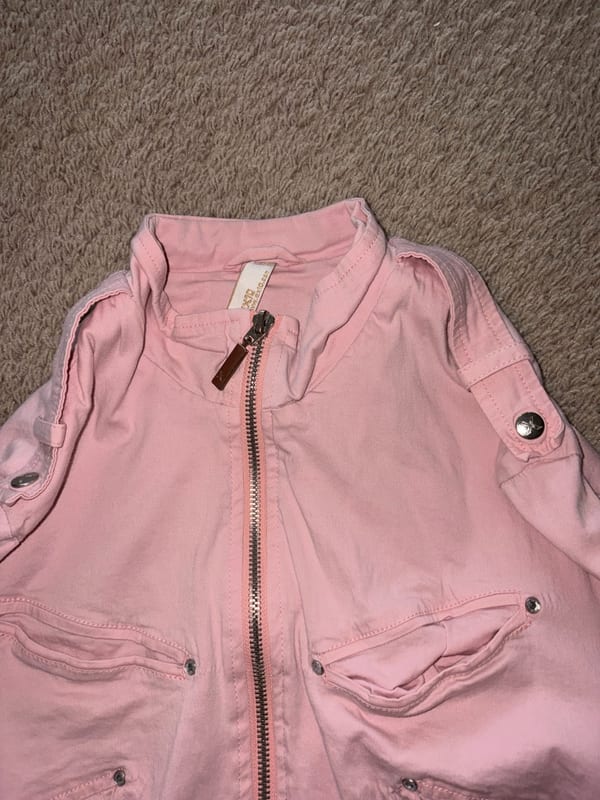 Damen Rosa Jacke mit Reißverschluss und Nieten – Größe S/M – Bild 4 von 5