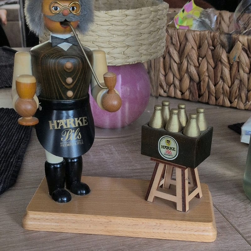 Räucherfigur Bierbrauer mit Bierkasten – Holzfigur Dekoration