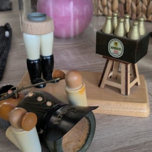 Räucherfigur Bierbrauer mit Bierkasten – Holzfigur Dekoration – Bild 2 von 4