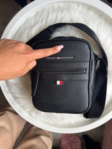 Tommy Hilfiger Tasche schwarz – Umhängetasche Crossbody – unisex – Schwarz/Blau – Bild 5 von 5