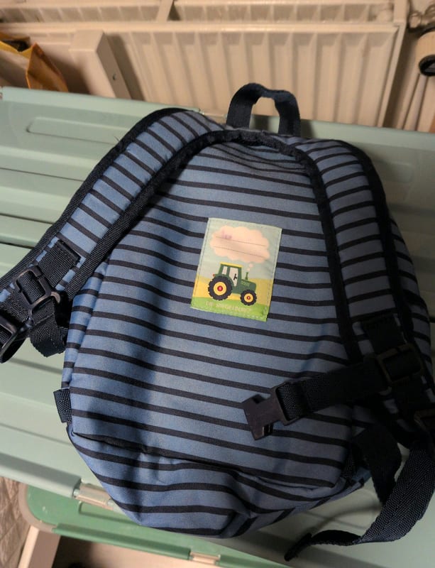 Kinderrucksack blau gestreift mit Traktor-Applikation – Bild 2 von 4