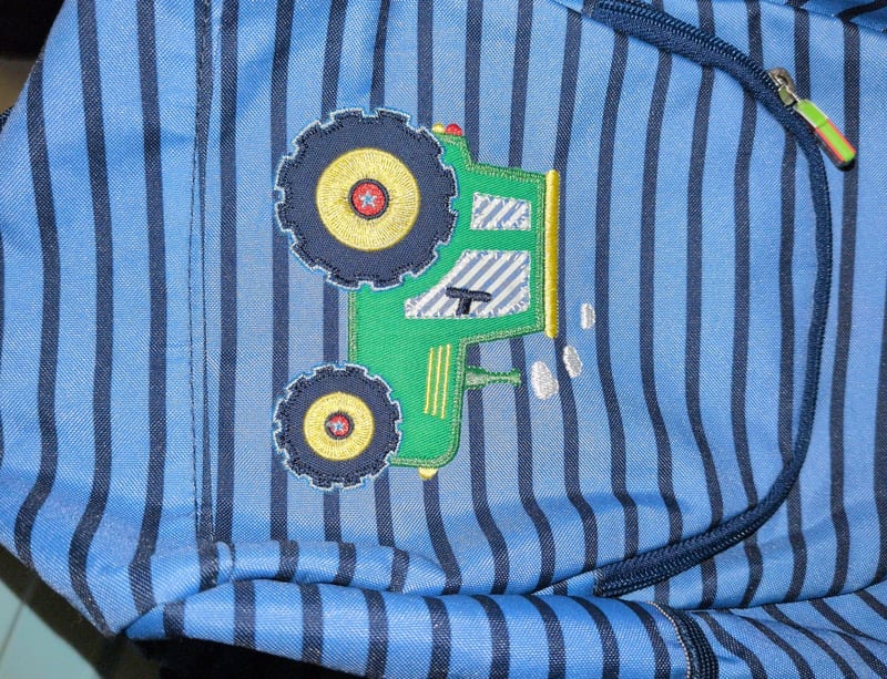 Kinderrucksack blau gestreift mit Traktor-Applikation – Bild 3 von 4