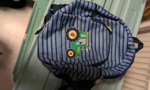 Kinderrucksack blau gestreift mit Traktor-Applikation