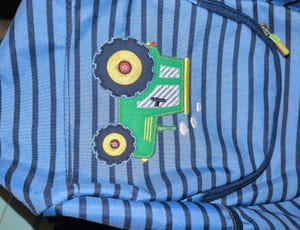 Kinderrucksack blau gestreift mit Traktor-Applikation – Bild 3 von 4