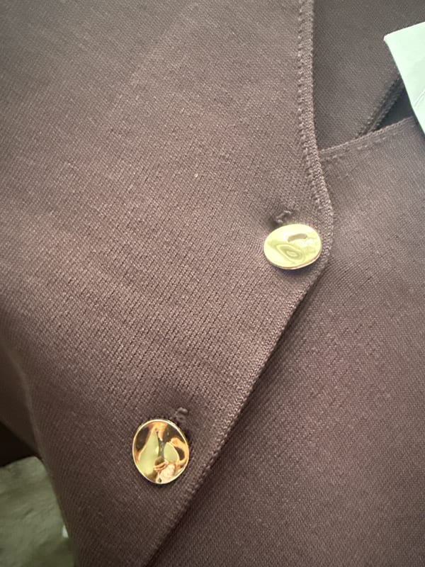 Damen Strickjacke mit V-Ausschnitt in Braun – Größe L – Bild 4 von 4