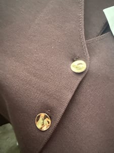 Damen Strickjacke mit V-Ausschnitt in Braun – Größe L – Bild 4 von 4
