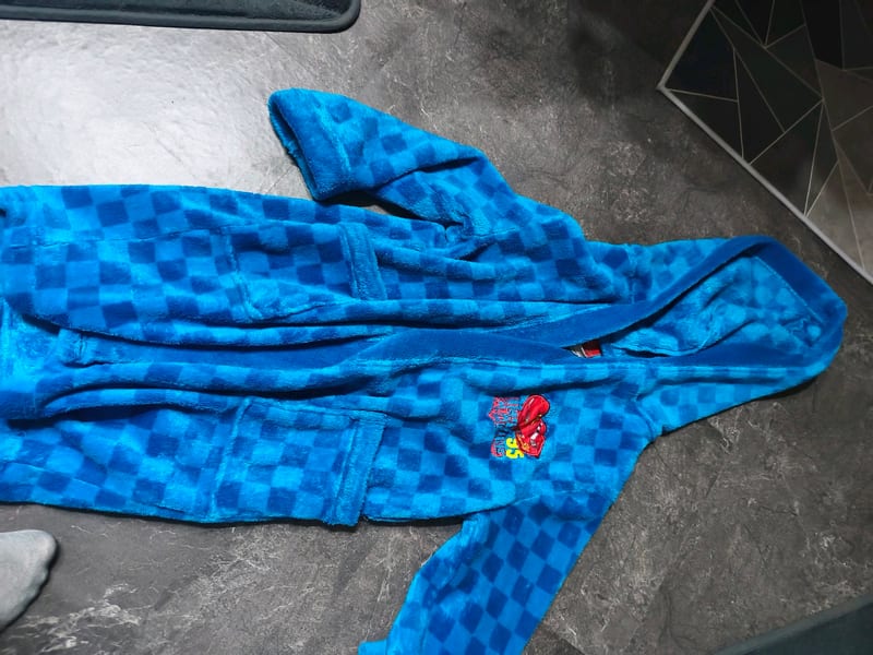Kinderbademantel mit Kapuze, blau kariert – Cars Lightning McQueen – Größe 110