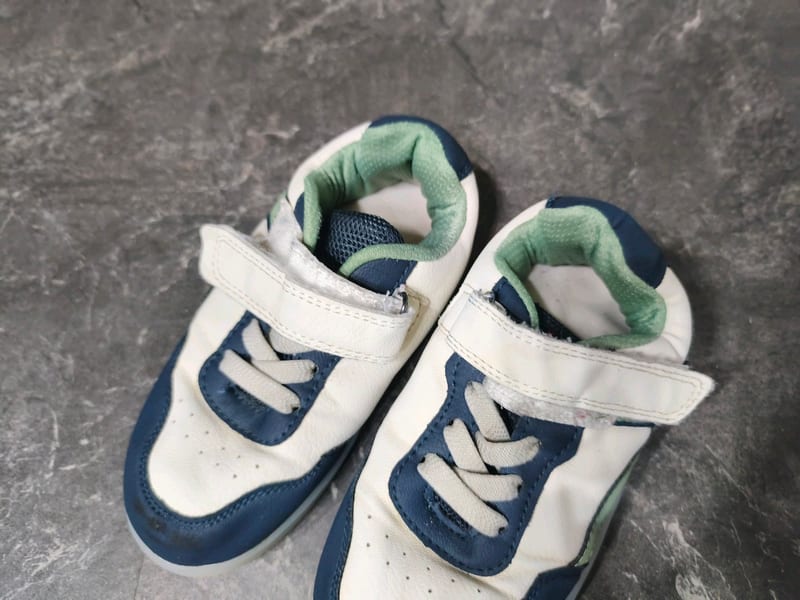 Kinder-Sneaker mit Klettverschluss – Weiß, Blau und Mintgrün blinkend – Größe 29 – Bild 2 von 3