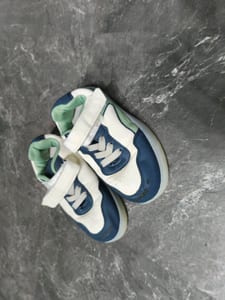 Kinder-Sneaker mit Klettverschluss – Weiß, Blau und Mintgrün blinkend – Größe 29