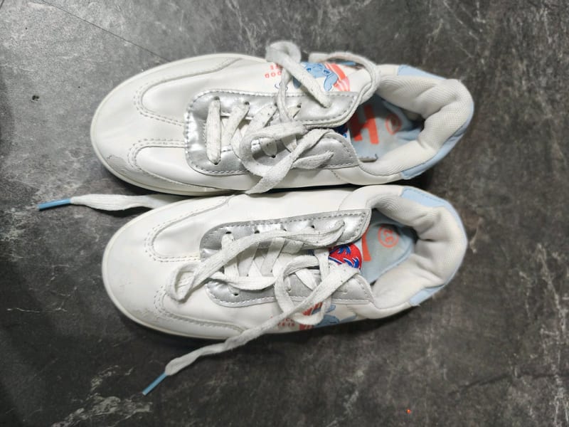 Weiße Sneaker mit Stitch-Motiv – Kinderschuhe – Größe 32 – Bild 2 von 6