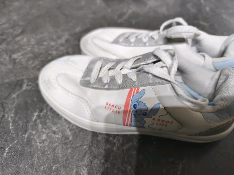 Weiße Sneaker mit Stitch-Motiv – Kinderschuhe – Größe 32 – Bild 4 von 6