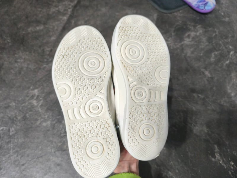 Weiße Sneaker mit Stitch-Motiv – Kinderschuhe – Größe 32 – Bild 6 von 6
