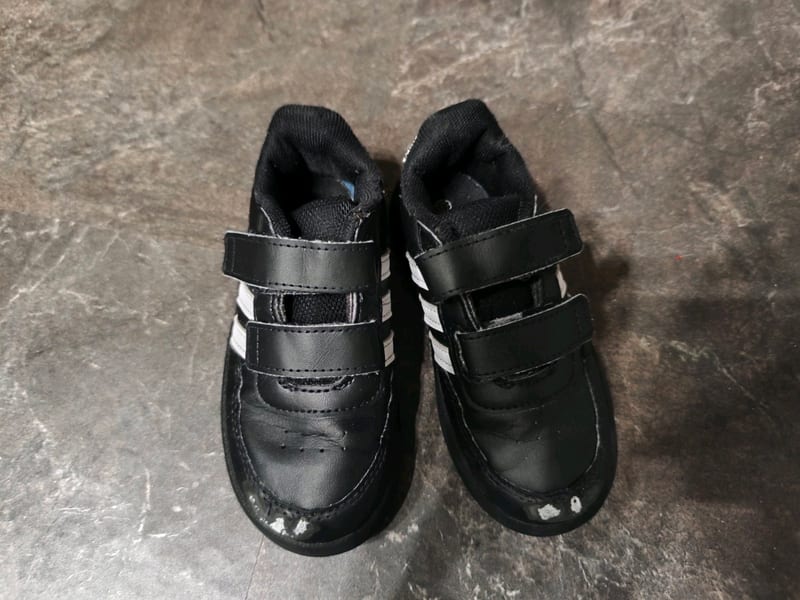 Kinderschuhe Klettverschluss schwarz mit weißen Streifen – Größe 26