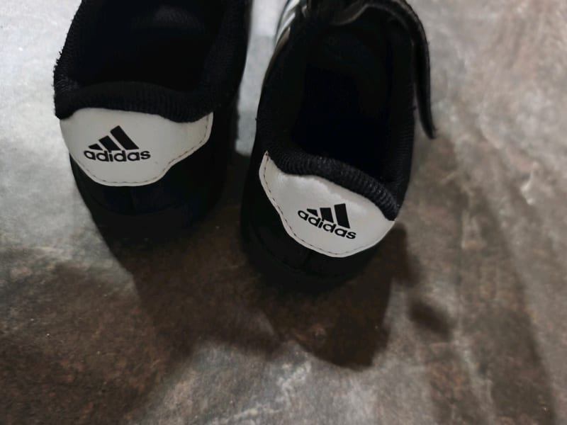 Kinderschuhe Klettverschluss schwarz mit weißen Streifen – Größe 26 – Bild 3 von 5