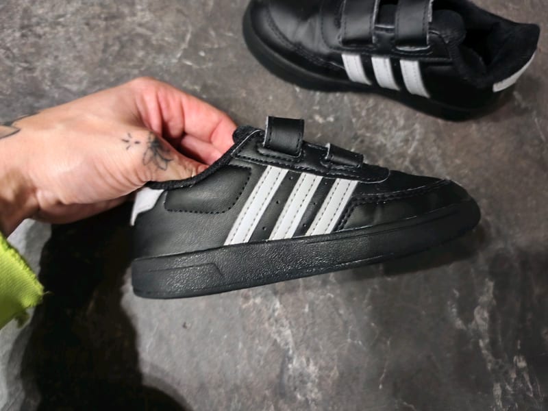 Kinderschuhe Klettverschluss schwarz mit weißen Streifen – Größe 26 – Bild 4 von 5