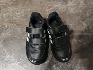 Kinderschuhe Klettverschluss schwarz mit weißen Streifen – Größe 26