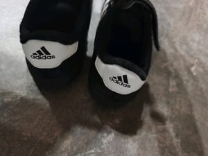 Kinderschuhe Klettverschluss schwarz mit weißen Streifen – Größe 26 – Bild 3 von 5