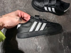 Kinderschuhe Klettverschluss schwarz mit weißen Streifen – Größe 26 – Bild 4 von 5
