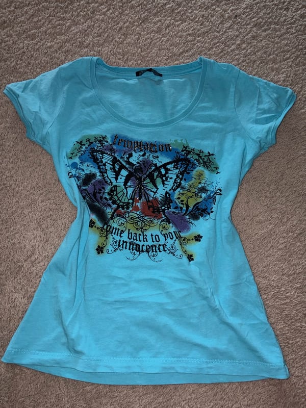 Damen Türkises T-Shirt mit Schmetterlingsprint und Schriftzug – Größe L