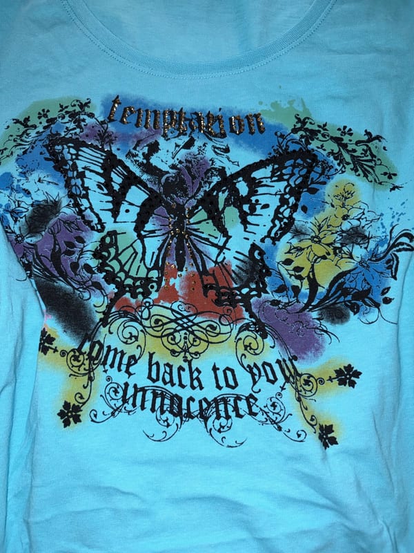 Damen Türkises T-Shirt mit Schmetterlingsprint und Schriftzug – Größe L – Bild 2 von 3