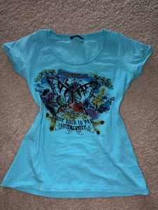 Damen Türkises T-Shirt mit Schmetterlingsprint und Schriftzug – Größe L