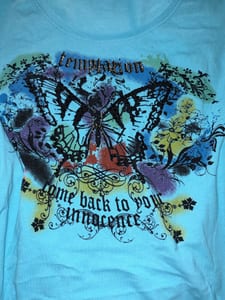 Damen Türkises T-Shirt mit Schmetterlingsprint und Schriftzug – Größe L – Bild 2 von 3
