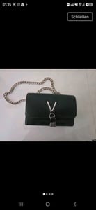 Damen Valentino unkelgrüne Umhängetasche mit Kettenriemen und Metall-Logo – Dunkelgrün
