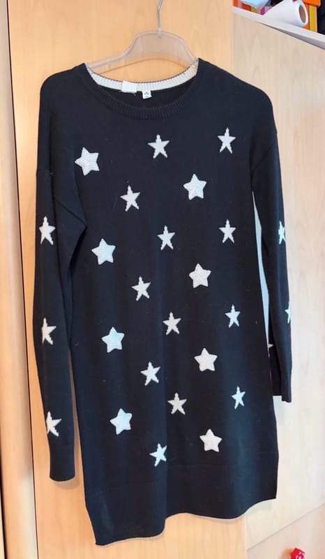 Mädchen Strickkleid mit Sternen – schwarz, lang geschnitten – Größe 170
