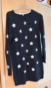 Mädchen Strickkleid mit Sternen – schwarz, lang geschnitten – Größe 170