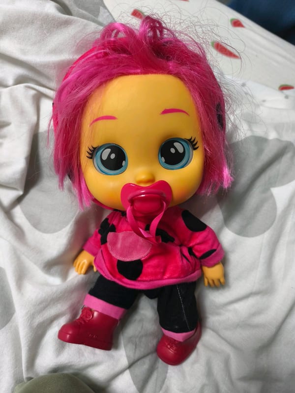 Babypuppe mit pinken Haaren und rosa Schnuller – Puppe cry baby