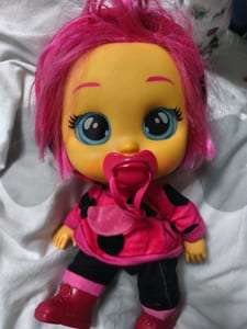 Babypuppe mit pinken Haaren und rosa Schnuller – Puppe cry baby – Bild 2 von 2