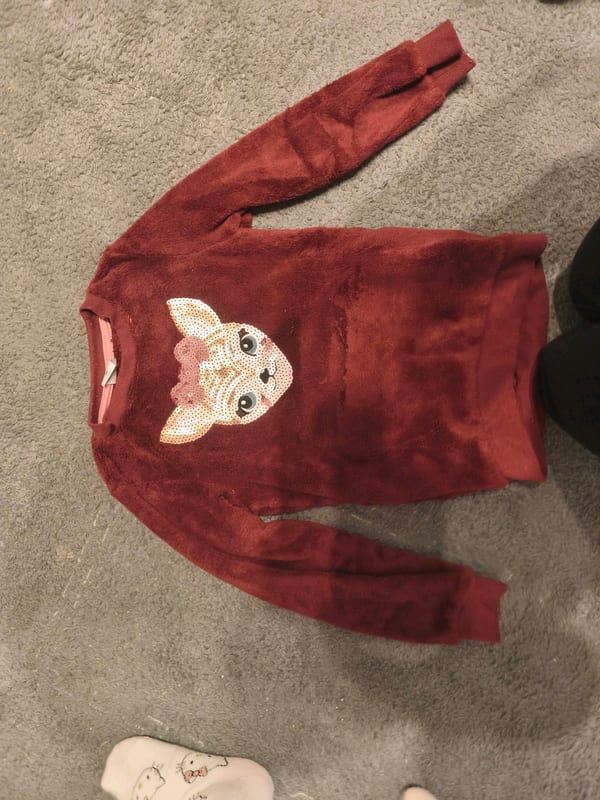 Kinder Plüschpullover mit Pailletten-Hund – Bordeaux – Größe 116 – Rot – Bild 2 von 3