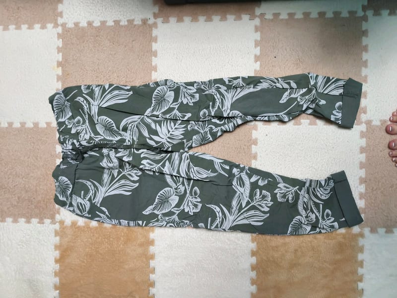 Damen Hose mit Blätter- und Blumenmuster in Khaki – Größe S – Grün