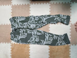 Damen Hose mit Blätter- und Blumenmuster in Khaki – Größe S – Grün