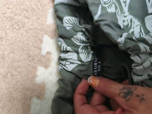 Damen Hose mit Blätter- und Blumenmuster in Khaki – Größe S – Grün – Bild 2 von 2