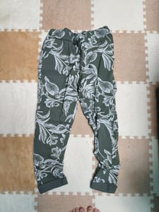 Damen Hose mit Blätter- und Blumenmuster in Khaki – Größe S – Grün