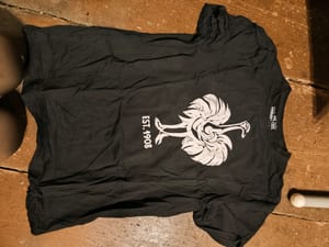 Jungen Schwarzes T-Shirt mit Strauß-Motiv und „EST. 1908“ – Größe 146