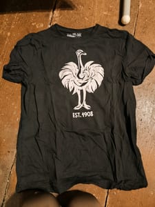 Jungen Schwarzes T-Shirt mit Strauß-Motiv und „EST. 1908“ – Größe 146