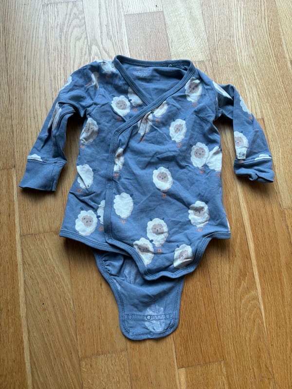Lindex Baby Wickelbody Gr. 68 – Langarm – Schafe – Grau-blau