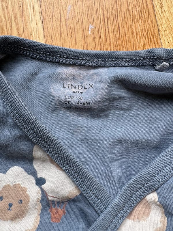 Lindex Baby Wickelbody Gr. 68 – Langarm – Schafe – Grau-blau – Bild 4 von 4