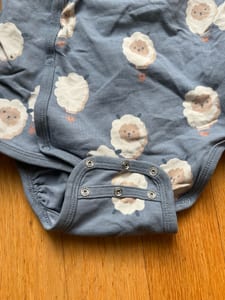 Lindex Baby Wickelbody Gr. 68 – Langarm – Schafe – Grau-blau – Bild 3 von 4