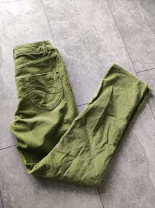 Damen Samthose von Waschbär in Kiwi grün