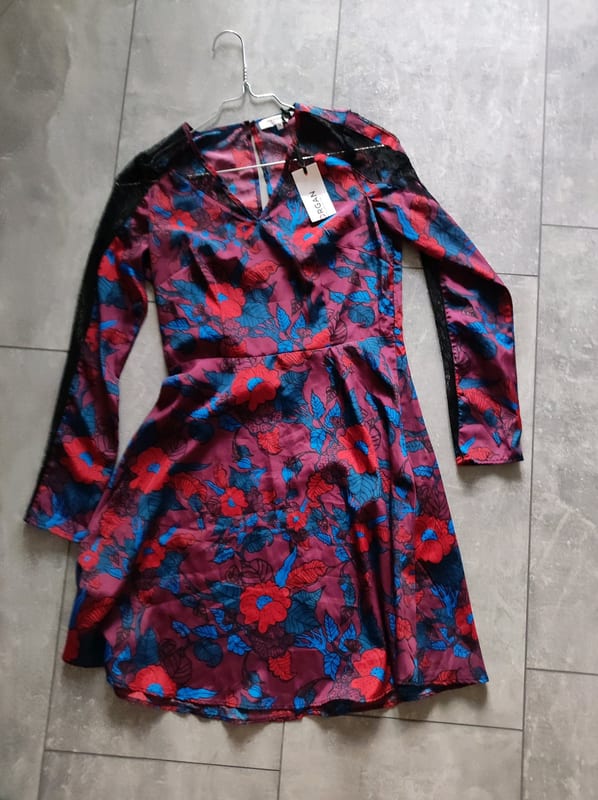 Damen Kleid mit Blumenmuster und Spitzeneinsätzen – Langarm, V-Ausschnitt – Größe 36 – Rot