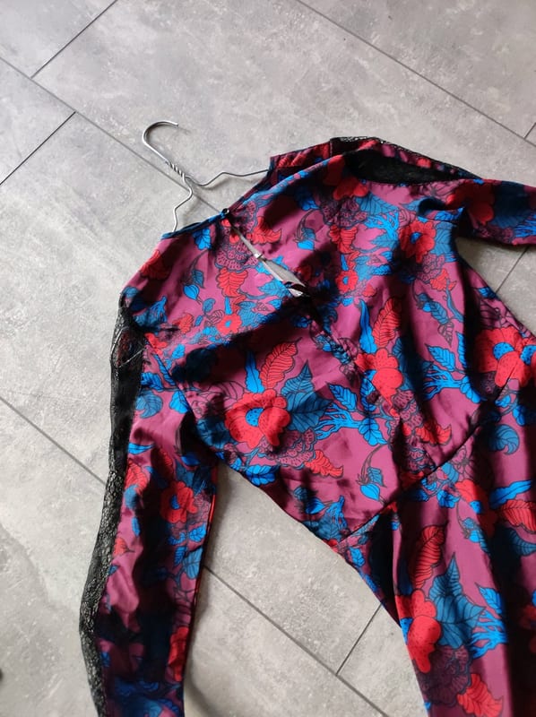 Damen Kleid mit Blumenmuster und Spitzeneinsätzen – Langarm, V-Ausschnitt – Größe 36 – Rot – Bild 3 von 6